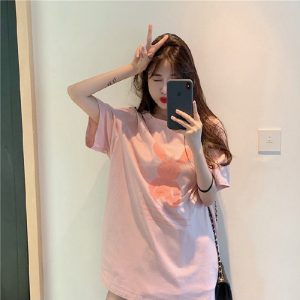 Loose-fitting, mid-length, stylish T-shirt
