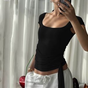 Sexy spicy girl with waist cinching, ribbon pleated top