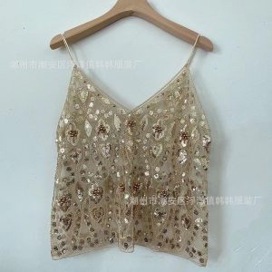 Short V-neck vest, chic and alluring