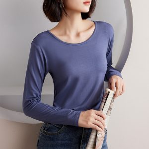 Thin, stylish, and simple long-sleeved T-shirt as a base layer