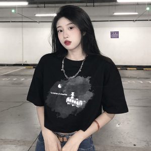 Short-sleeved black cropped T-shirt for women