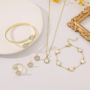Lucky Five-Leaf Flower Women's Alloy Clover Pendant Gold-Plated Wedding Bracelet