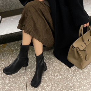 Stiff short boots