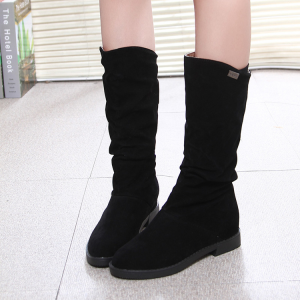 Low-heeled and lined knight boots