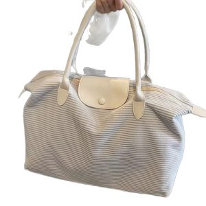 Women's Lightweight, High-Capacity Short-Trip Bag