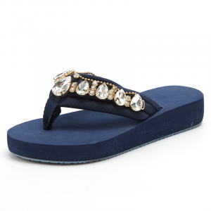 Flat-bottomed toe-clipped beach flip-flops