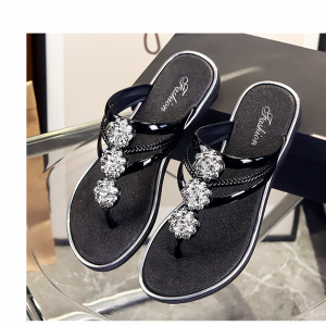 Diamond-studded ankle-high slippers